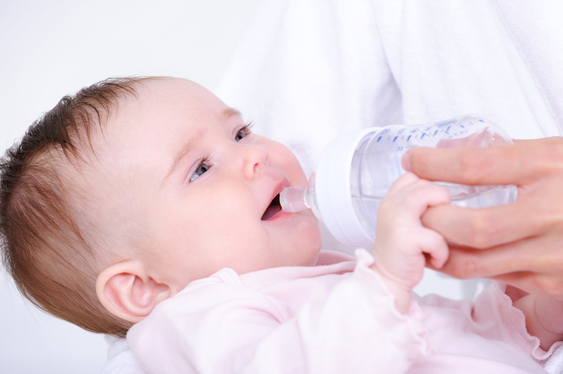 little-baby-drinking-milk-from-bottle_186202-85.jpg