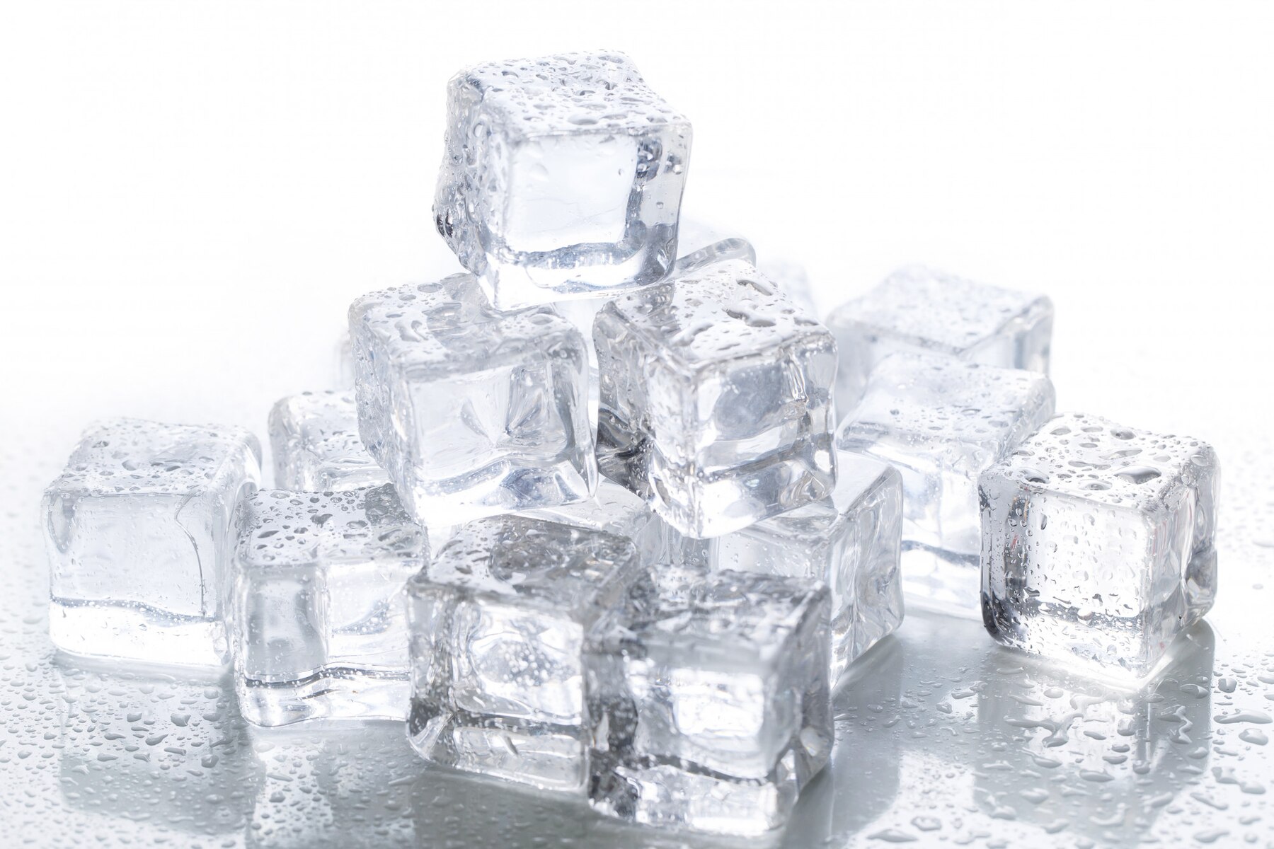 ice-cubes-on-the-table_144627-8769.jpg